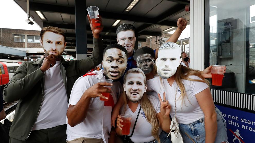 Další fanoušci si vzali masky reprezentantů