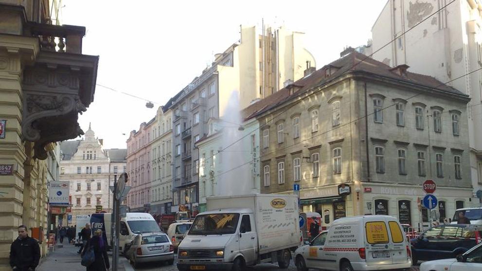 Překopnutý hydrant v Myslíkově ulici-2