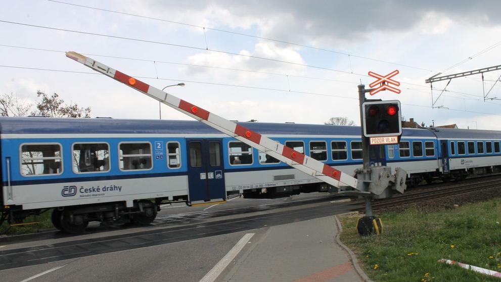 Kamioňák vjel na přejezd na červenou - 2