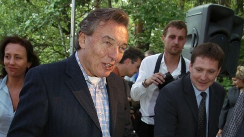 Karel Gott nakrojil dort