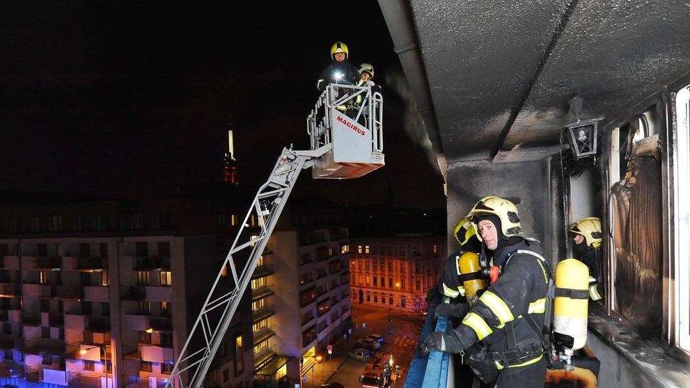 Na Žižkově hořelo kvůli nedopalku cigarety, 20 evakuovaných - 18