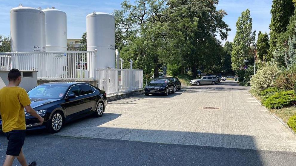 Auta ochranné služby v areálu nemocnice (2)