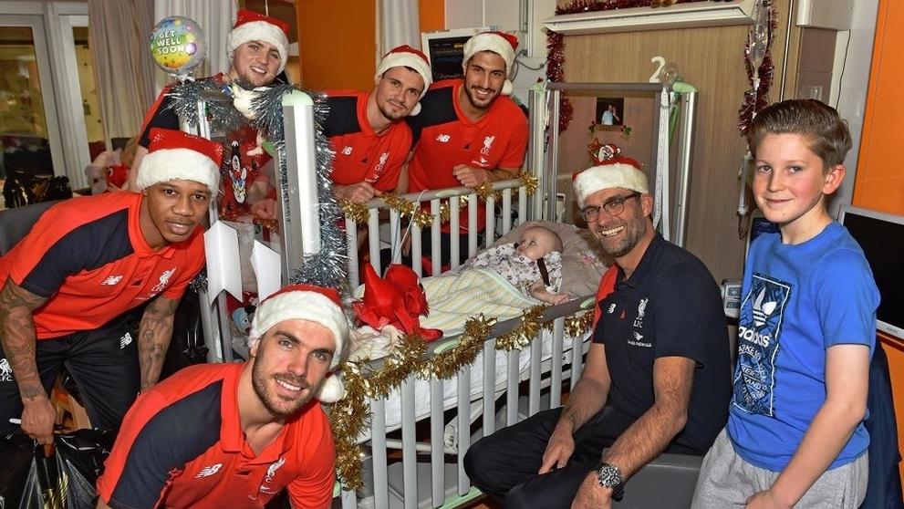 Fotbalisté Liverpoolu navštívili nemocné děti - 4
