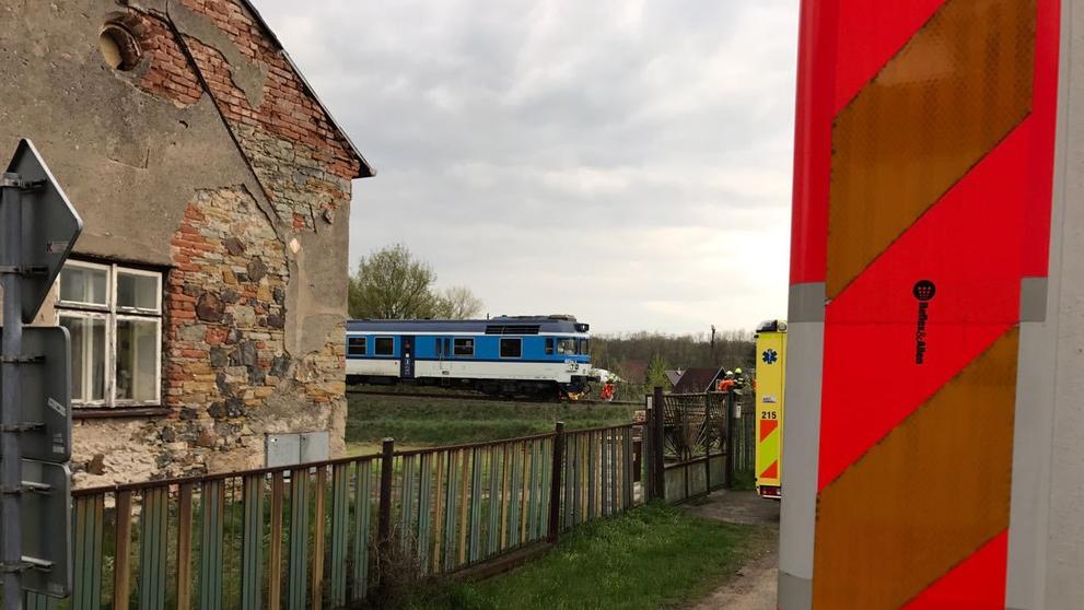 Dvě děti na kolejích v Mlékojedech srazil vlak - 3