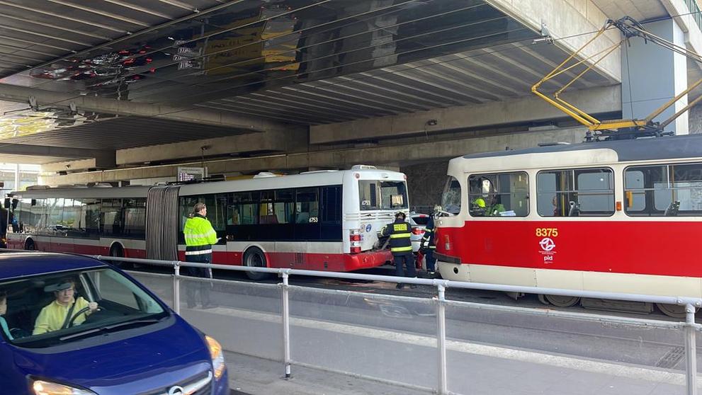 Nehoda tramvaje a autobusu v Praze (9)