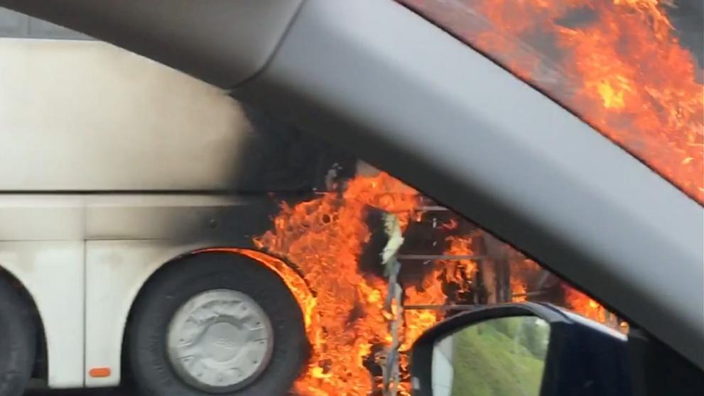 Požár autobusu na dálnici D8