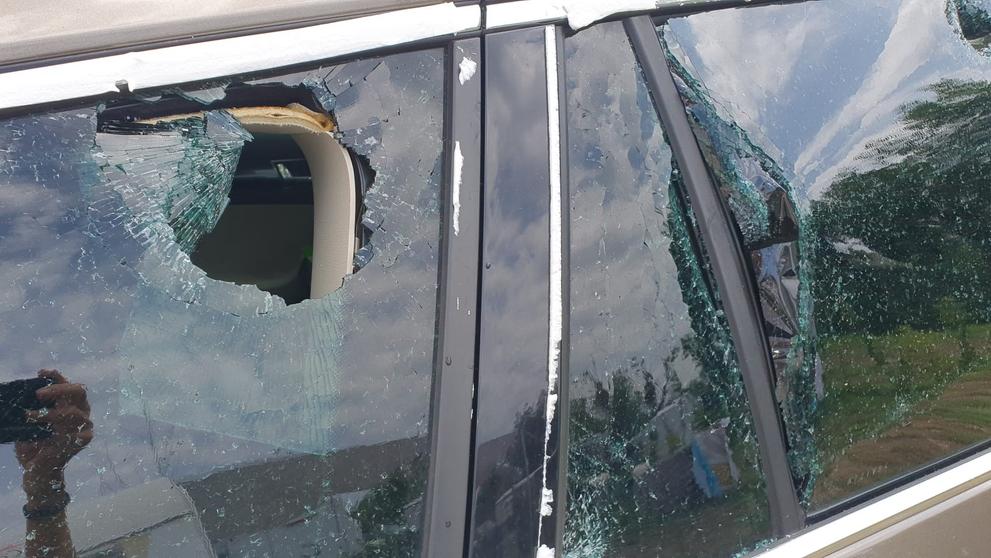 Kroupy zničily české rodině v Itálii auto
