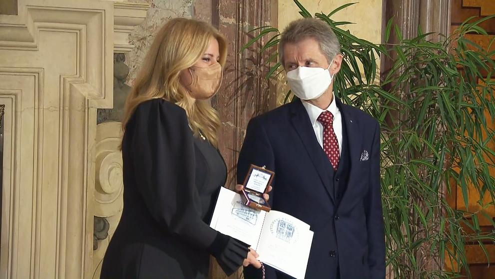 Zuzana Čaputová přebírá medaily (2)