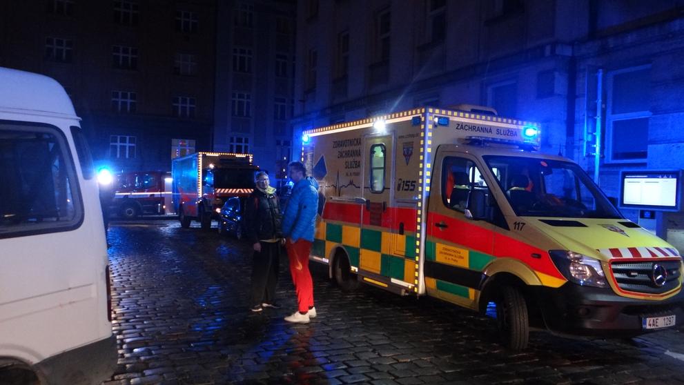 Tři jednotky hasičů zachránily 39 nájemníků, šest odvezly sanitky