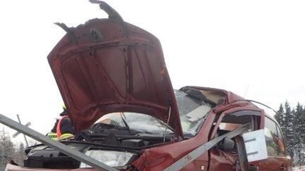 Vlak smetl na přejezdu na Karlovarsku auto - 18