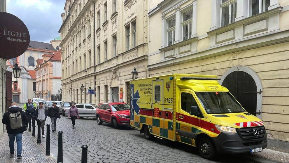 Policejní zásah ve škole na Malé straně