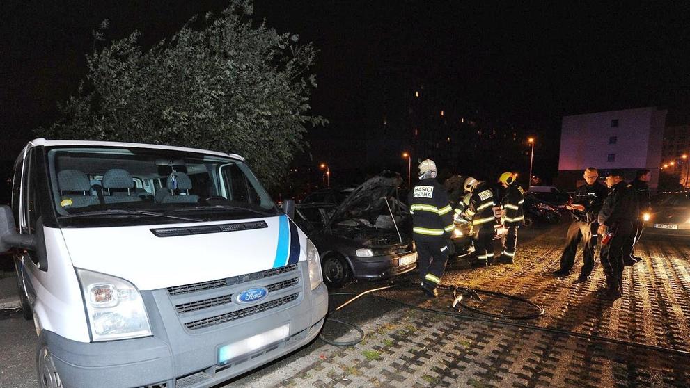 V Praze na parkovišti hořelo, oheň poničil čtyři auta - 7