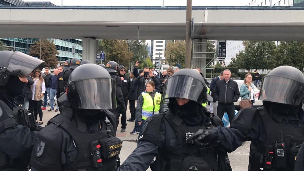 Demonstrace taxikářů na letišti Václava Havla - 2