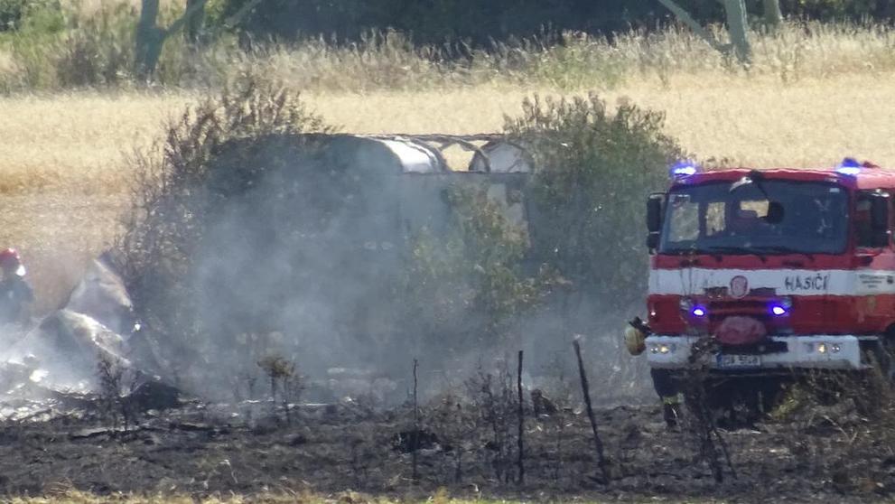 Požár pole u obce Kopeč na Mělnicku - 2