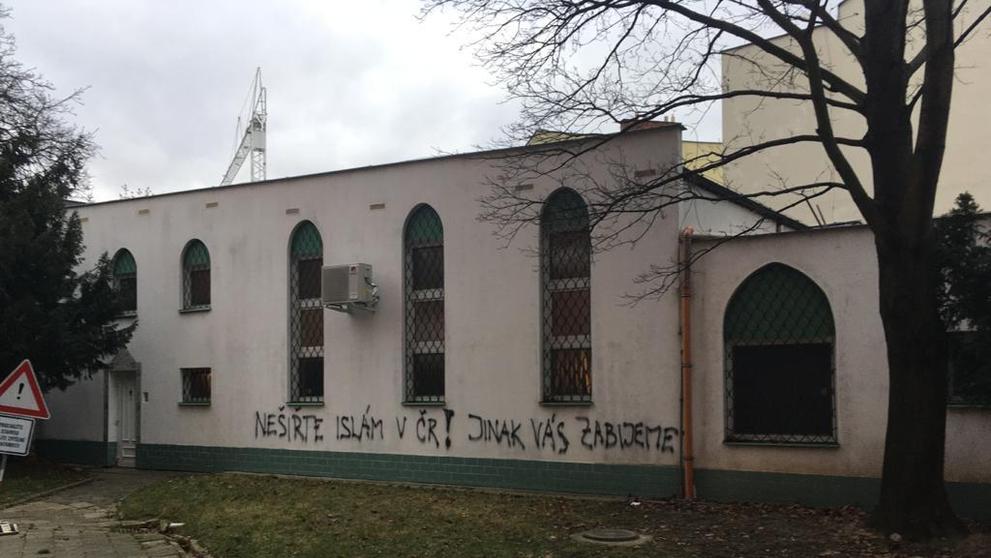Vandalové poškodili mešitu v Brně výhrůžnými nápisy - 2