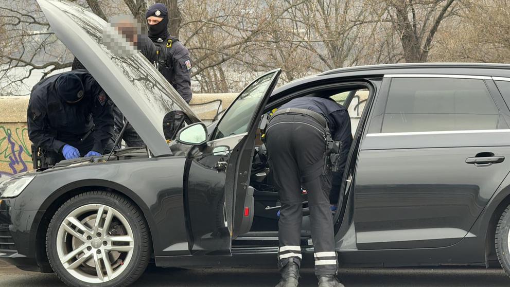 Policejní zásah na pražském Libeňském mostě (7)