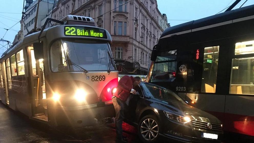 Auto se srazilo s tramvajemi 2