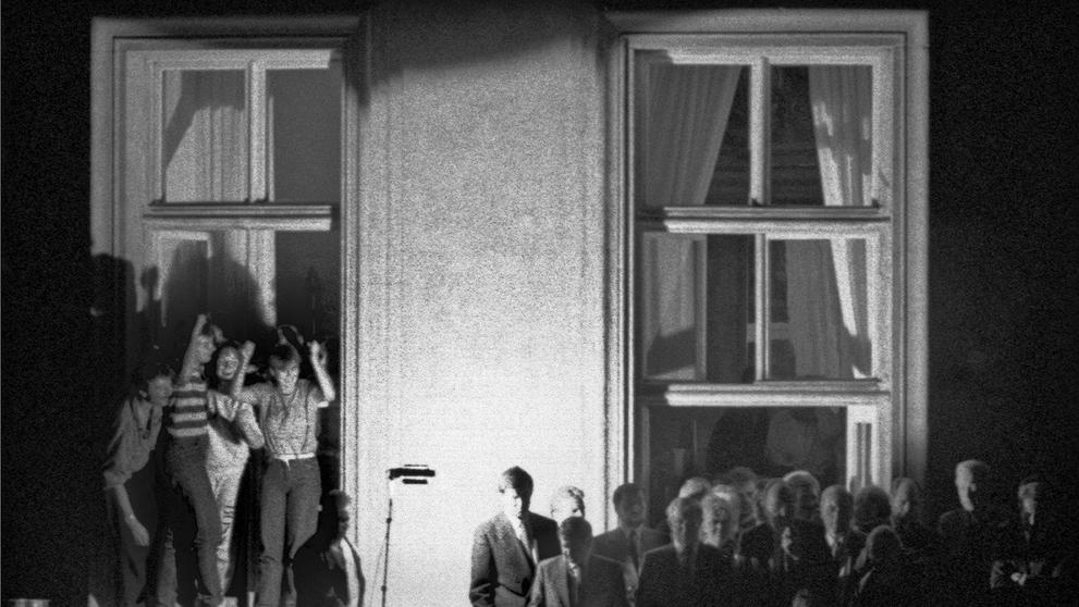 Hans-Dietrich Genscher na balkoně západoněmecké ambasády v Praze