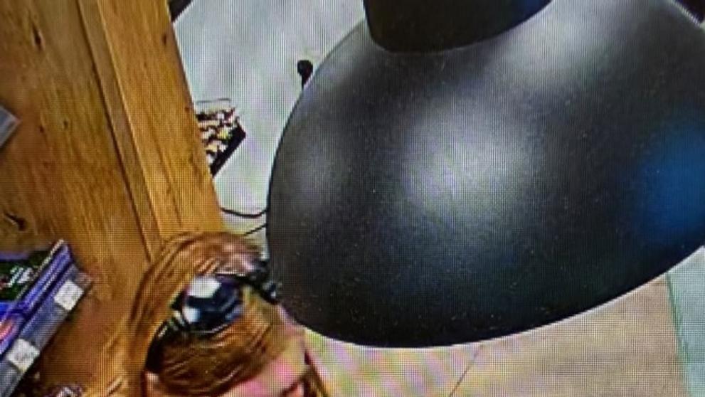 Pohřešovaná Jana Šerjeníková na záběru z bezpečnostní kamery