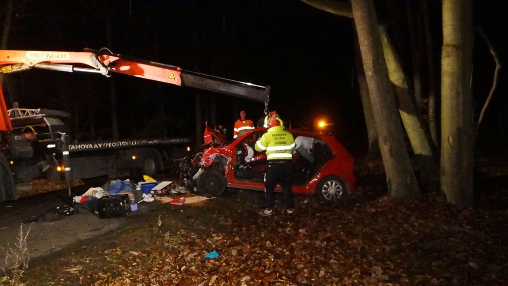 V troskách aut zahynuli dva lidé, další tři se těžce zranili