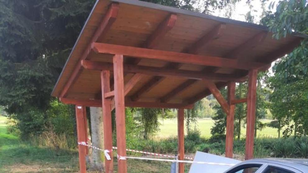 Do altánu plného dětí naboural řidič