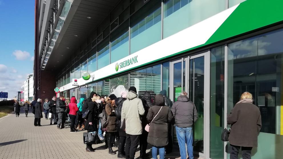 Fronty lidí před bankou Sberbank (1)