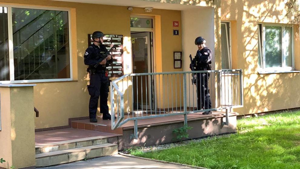 Muž v Praze hrozil zbraní - 13