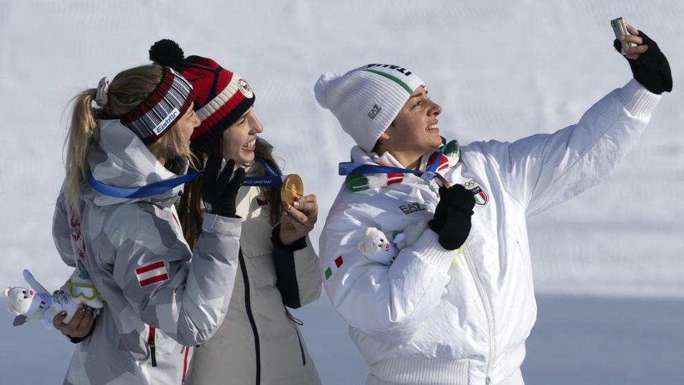 Lucia Dalmassová (vpravo) dělá selfie se zlatou Zuzanou Maděrovou a druhou Sabine Payerovou