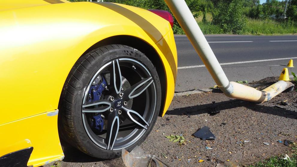 Řidič rozbil žluté ferrari o sloup veřejného osvětlení