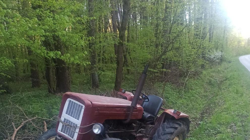 Traktorista spadl pod kola vlastního traktoru