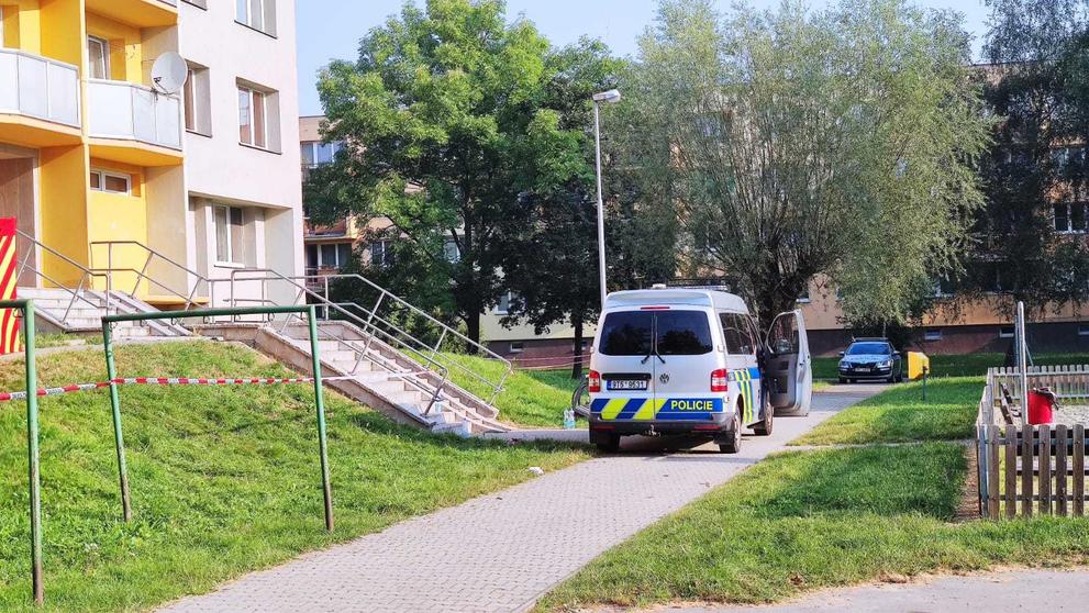 Místo tragického požáru v Bohumíně hlídají policisté, je obehnané páskou - 2