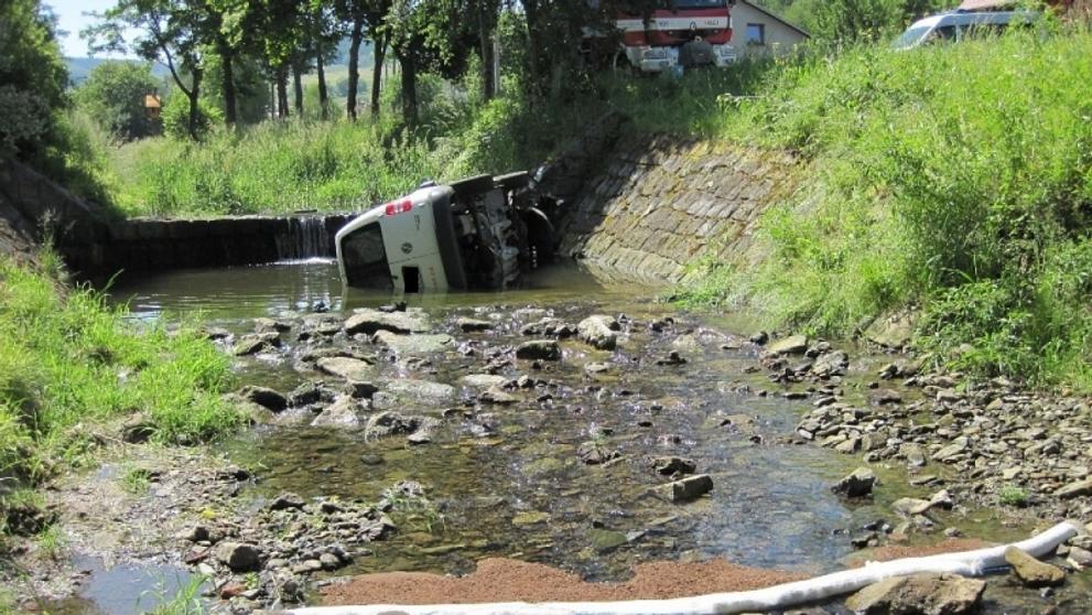 Vozidlo skončilo po nehodě v potoce - 2