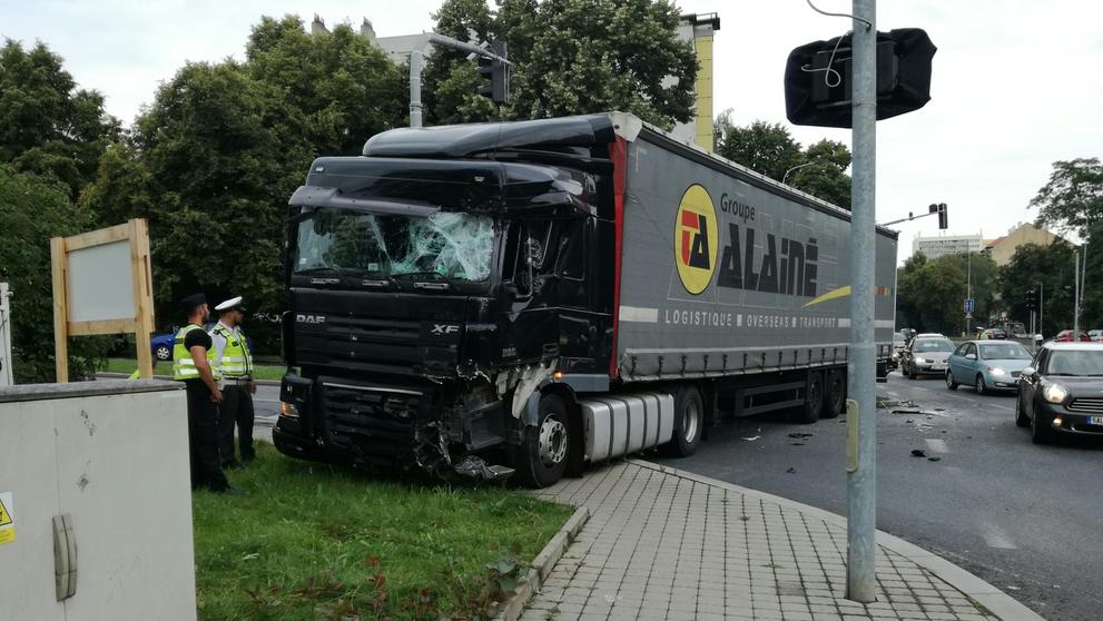 Srážka autobusu a kamionu v Praze - 2