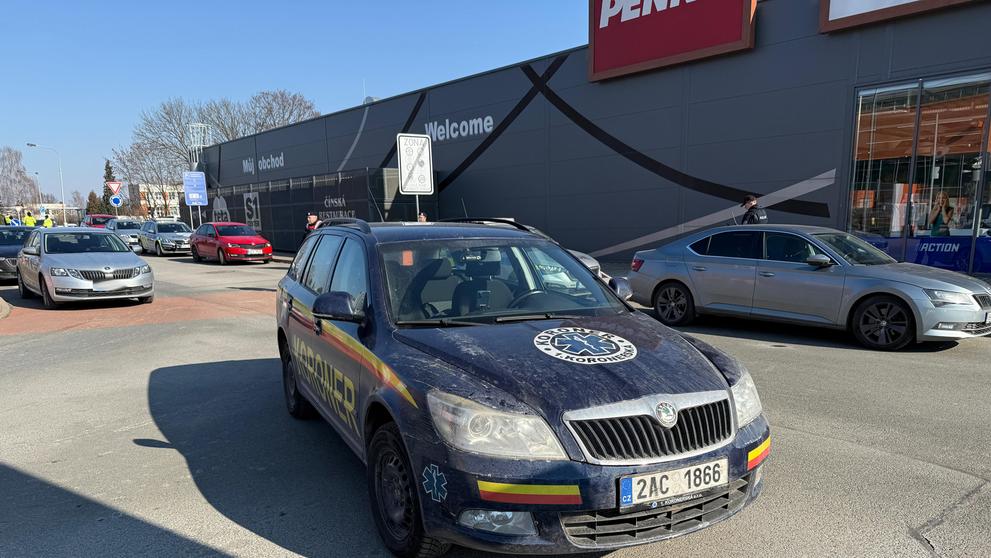 Muž útočil nožem v obchodě v Hradci Králové. Dva zranění lidé zemřeli