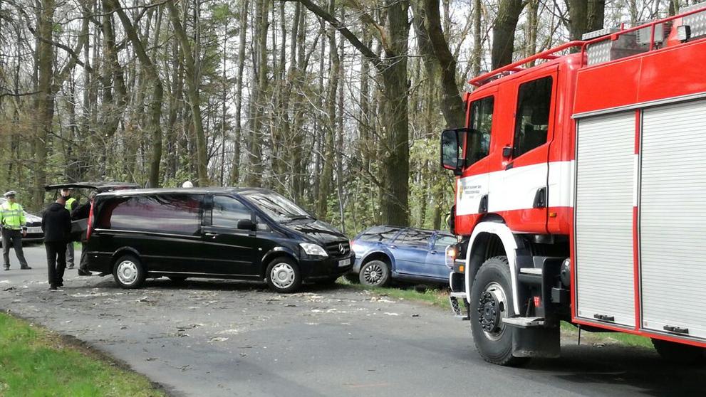 Řidič na Rakovnicku narazil do stromu