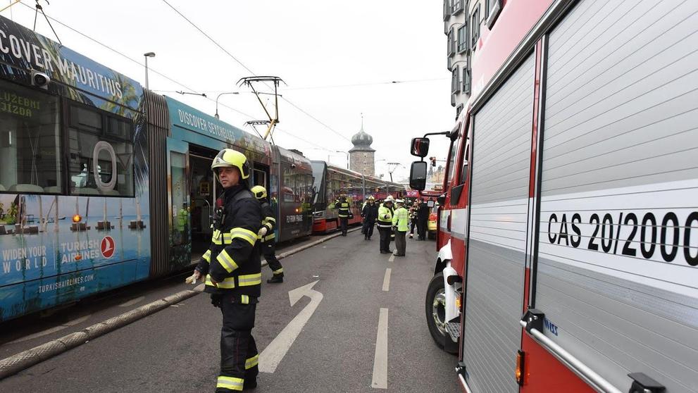 Sražené tramvaje v Praze u Tančícího domu - 2