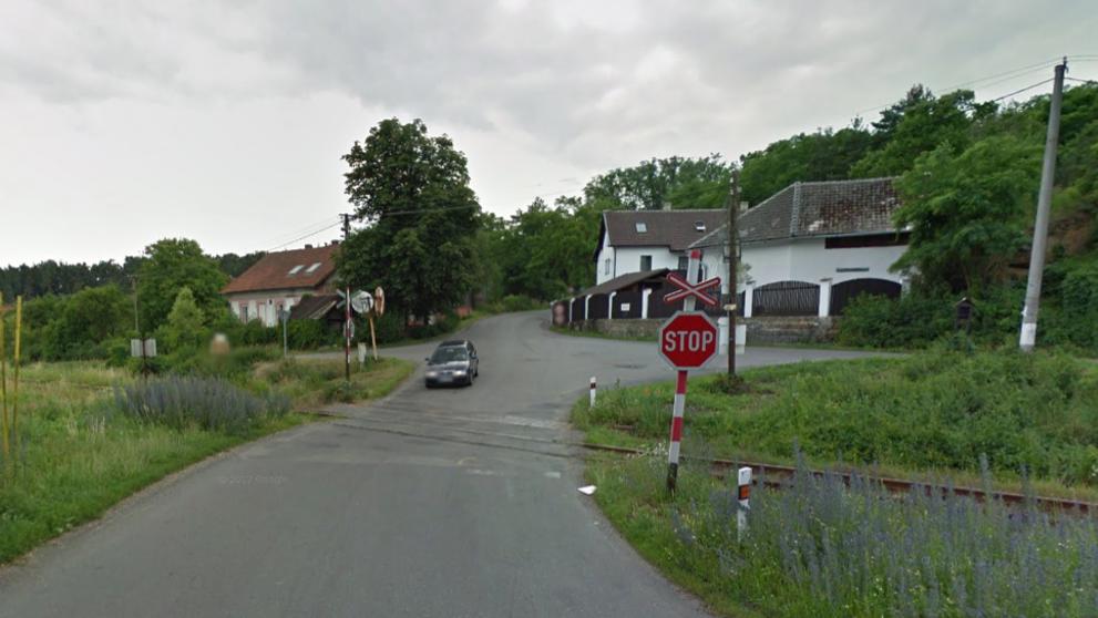 Nebezpečné přejezdy: P 3022, Mělník - Mladá Boleslav hl. nádraží, Středočeský kraj - přejezd bez světel, ŘEŠENÍ: se závorami. DŮVOD: Jedná se o frekventovaný přejezd v blízkosti nepřehledné silniční křižovatky, nehodovost