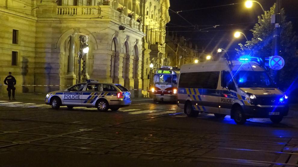 Nebožačka zpod tramvaje vypadla u Národního divadla