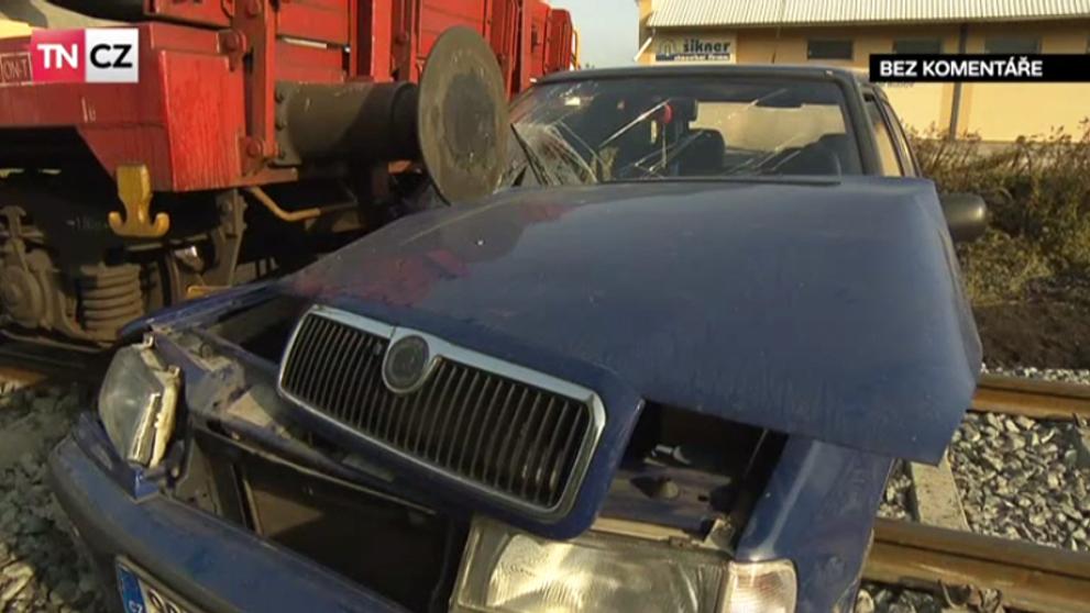 Nehoda automobilu a nákladního vlaku na přejezdu - 1