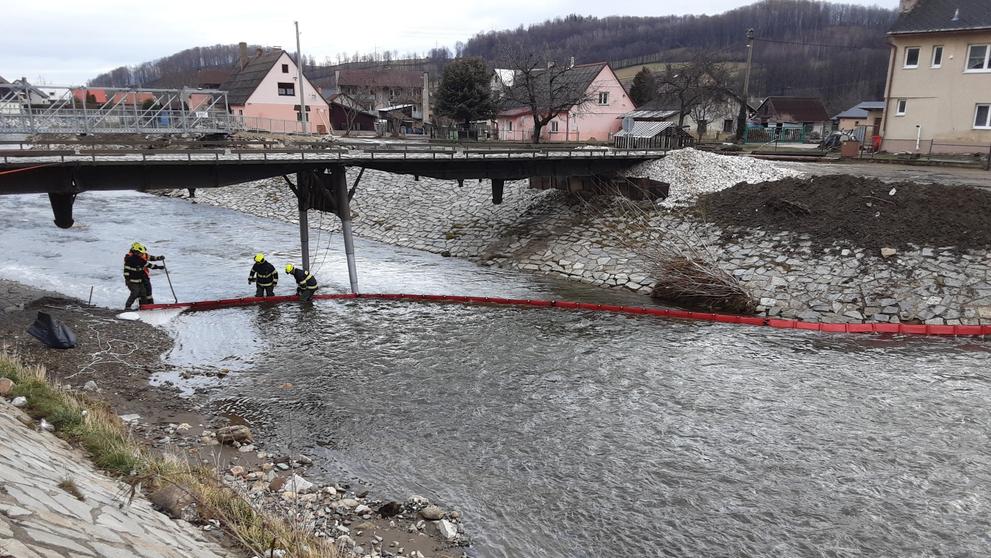 Únik oleje z bagru na řece Bělé v České Vsi (1)