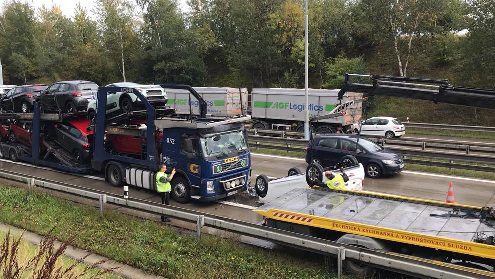 Pád vozidla z nákladního automobilu na Pražském okruhu - 2