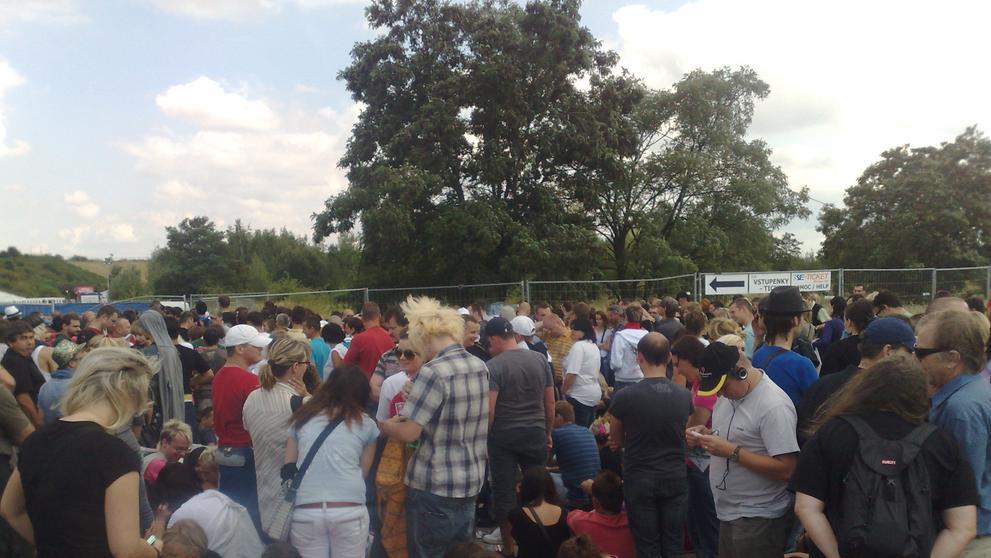 Fanoušci Madonny u vstupu do areálu
