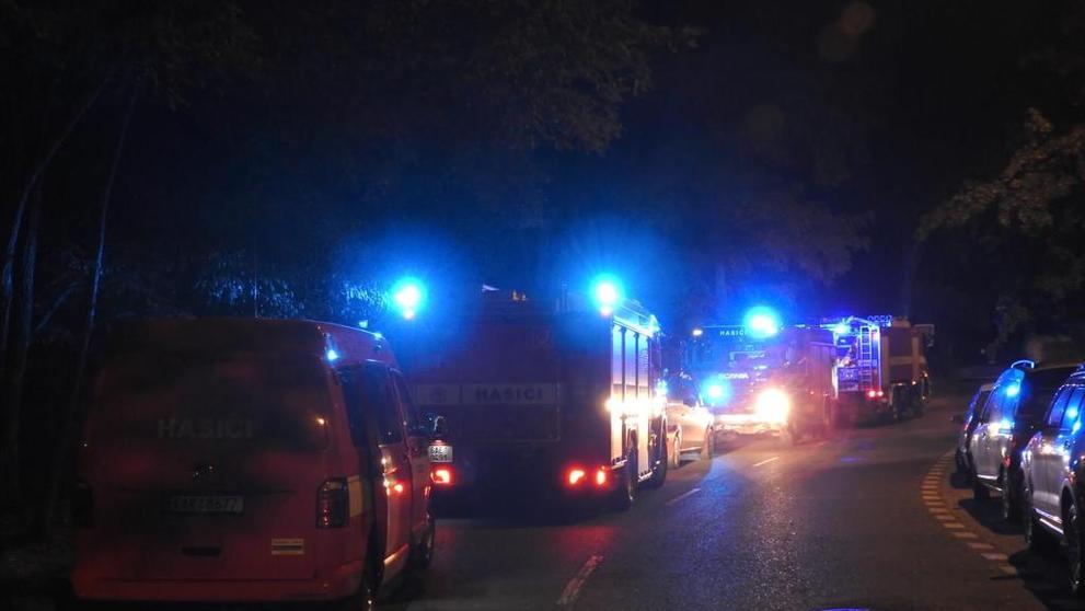 S ohněm v těžce přístupném terénu bojovaly dvě jednotky hasičů