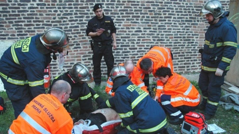 Mladík po pádu v péči záchranářů a hasičů
