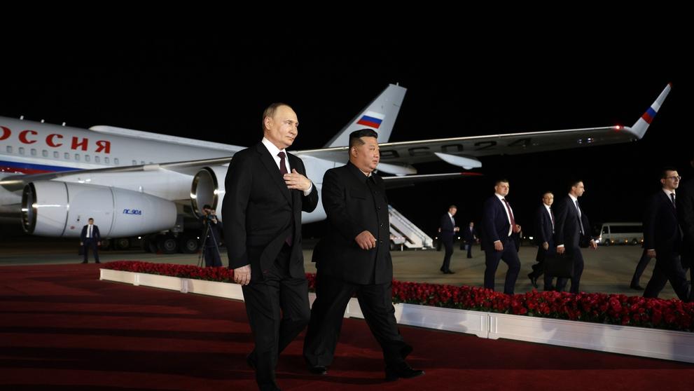 Vladimir Putin přicestoval do KLDR, na letišti je vítal Kim Čong-Un