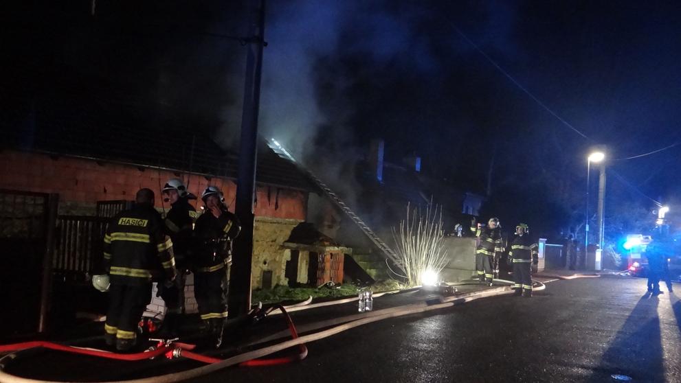 Plameny kompletně zničily vnitřek domu a část střechy