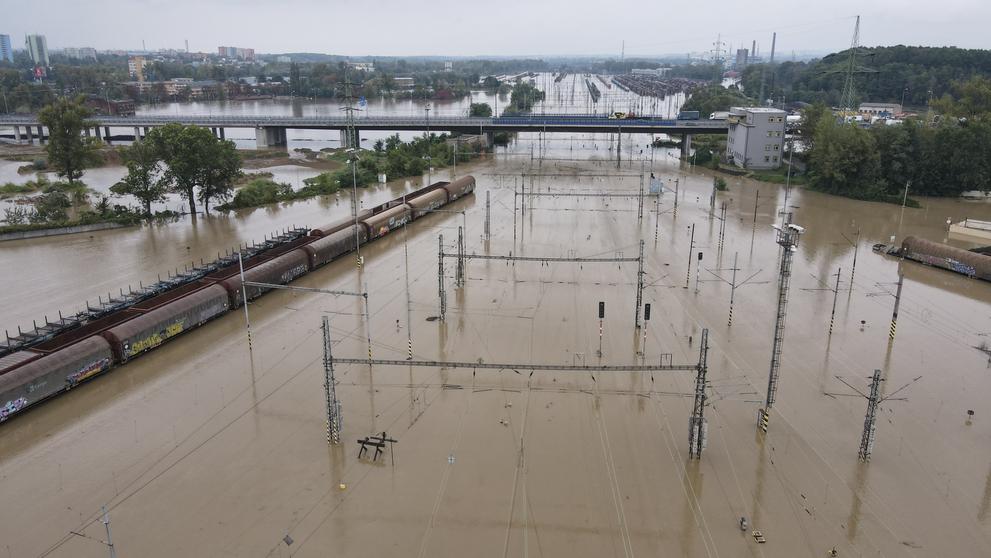 V důsledku rozsáhlých povodní je zastaven provoz na téměř 60 úsecích tratí po celém Česku (4)