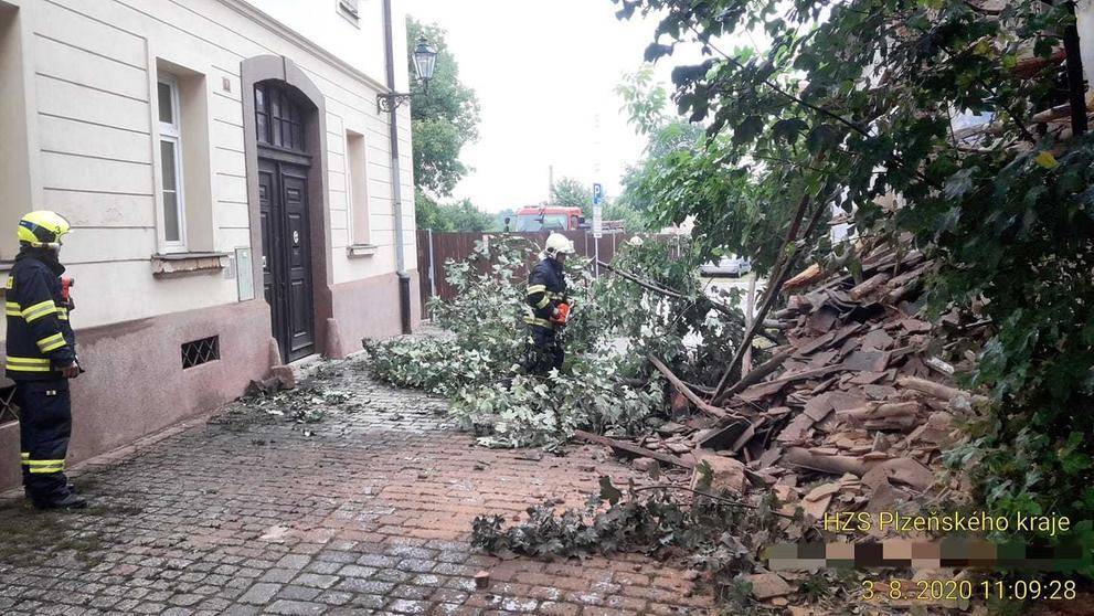 V Plzni se částečně zřítil dům, záchranáři pátrají v troskách - 3