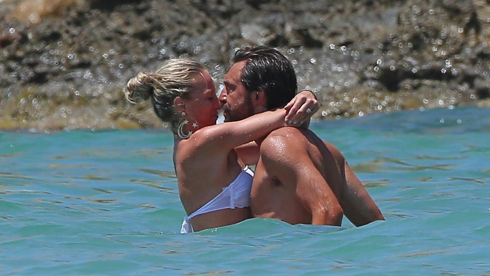 Italský fotbalista Andrea Pirlo se neudržel a v moři se vrhl na svoji přítelkyni Valentinu Baldini - 3