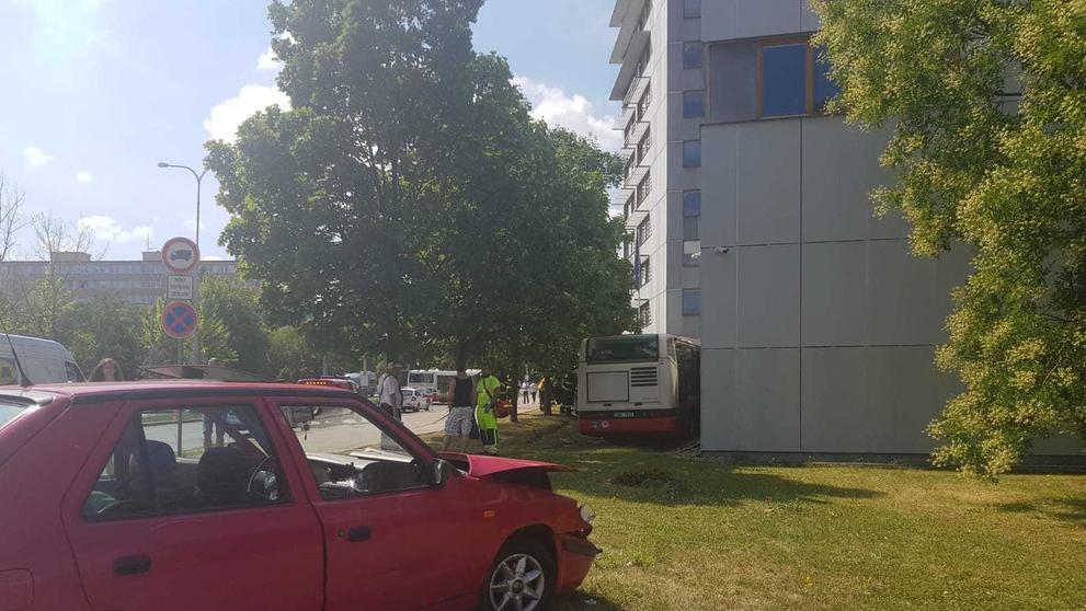 Nehoda autobusu a dvou aut v Praze - 4